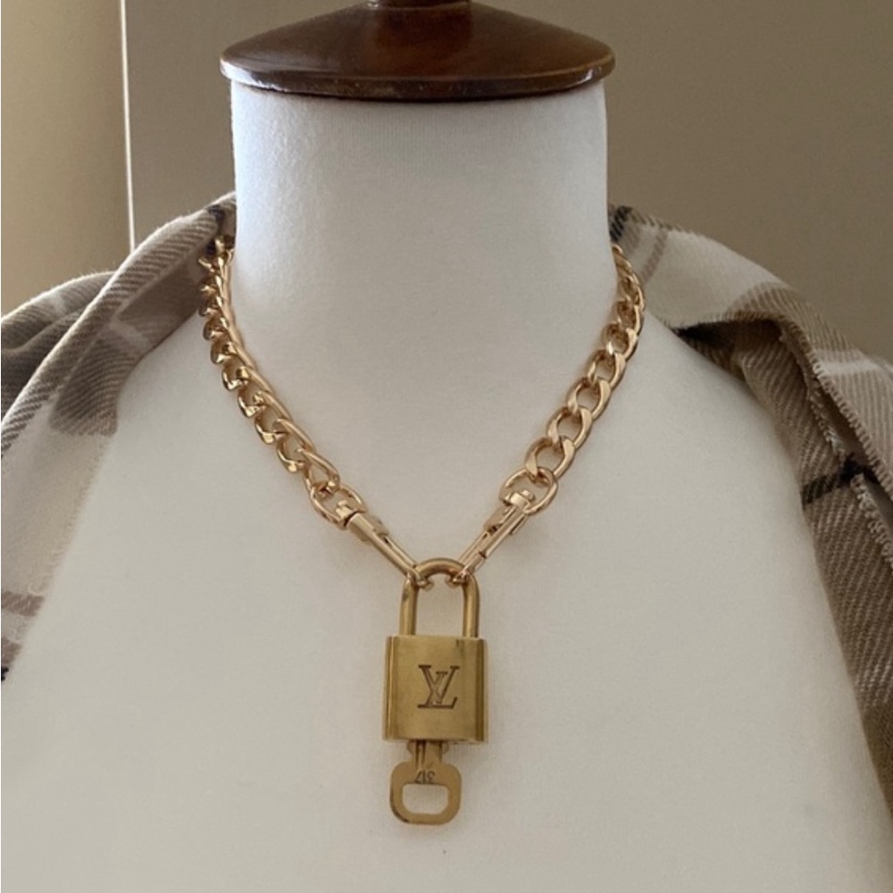 ❌SOLD3️⃣2️⃣1️⃣🔐💕LV Lock and Key 🔐💕w/23.5”choker❌SOLD